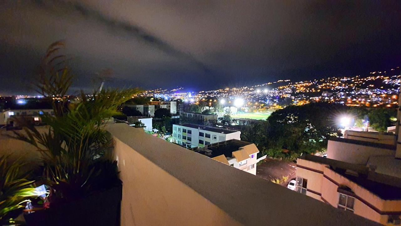 Rooftop - L'Appartement En Haut Saint-Denis Exteriör bild